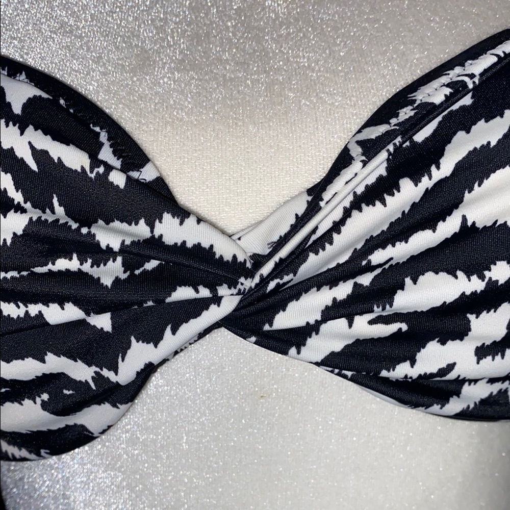 Victoria's Secret Black and White Bikini Top - Picture 2 of 10